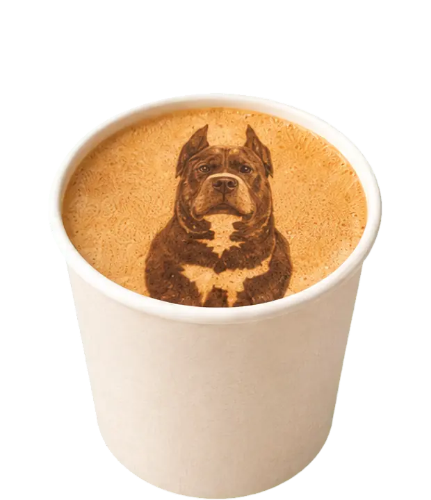 Freigestellter Kaffeebecher mit Coffee-Printing-Tiermotiv